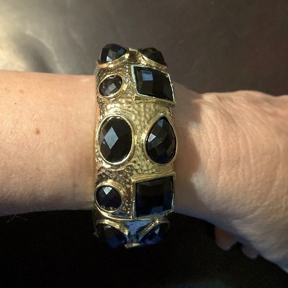 Shelter Island gold hammered brass and black beveled stones bangle bracelet. NWT - Picture 4 of 9